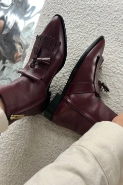 Caroline Moves CS8634