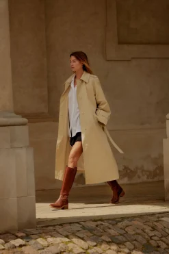 High-leg boot with block heel