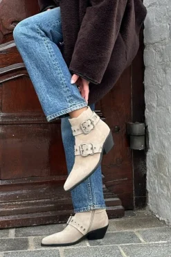 Move For More Suede CS8464